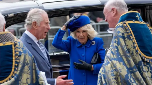 Король и королева консорт у входа в собор