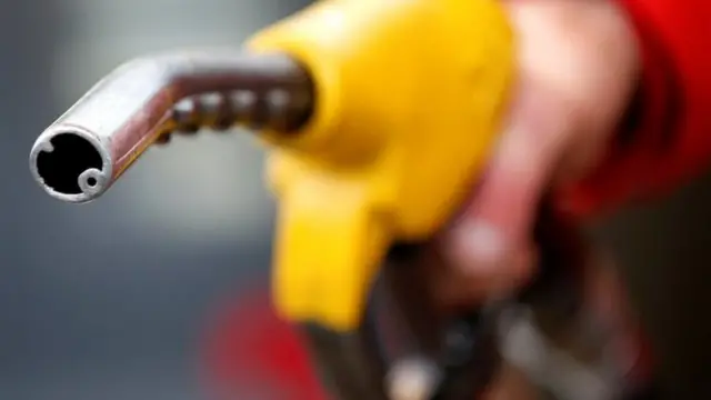 पेट्रोल देता हुआ एक व्यक्ति