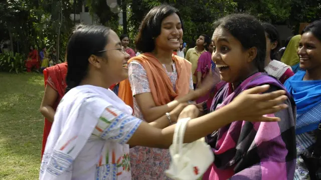 ভালো ফল করার আনন্দ শিশুদের মুখে।