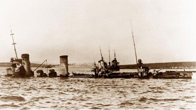 1919年6月21日，德国海军在苏格兰奥克尼群岛的法拉岛附近自沉战舰。German battleships sinking off the island of Fara, Scapa Flow, Orkney, 21st June 1919 - Image ID: KW9521
