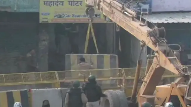 ਪੁਲਿਸ ਨੇ ਸੀਮੈਂਟ ਪਿਲਰ ਲਗਾ ਕੇ ਪੈਦਲ ਰਸਤੇ ਨੂੰ ਬੰਦ ਕਰ ਦਿੱਤਾ ਹੈ