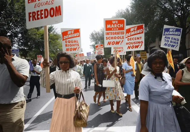 Marcheurs avec des pancartes lors de la Marche sur Washington