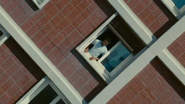 Город Гагарина превращается для Юрия в величественную крепость, сдавать которую он не намерен