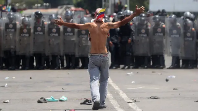 A polícia venezuelana impediu os carregamentosaposta esportiva como funcionaajuda humanitáriaaposta esportiva como funcionacruzar a Ponte Internacional Simon Bolivar