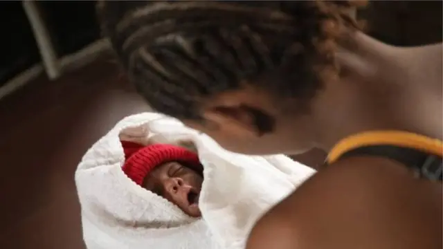 Dis mama wey just born carry her pikin for hand