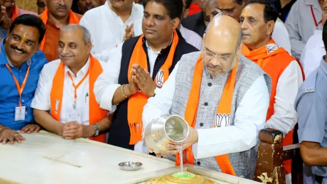 સોમનાથ મંદિર ખાતે જળાભિષેક કરી રહેલા ગૃહ મંત્રી અમિત શાહની ફાઇલ તસવીર