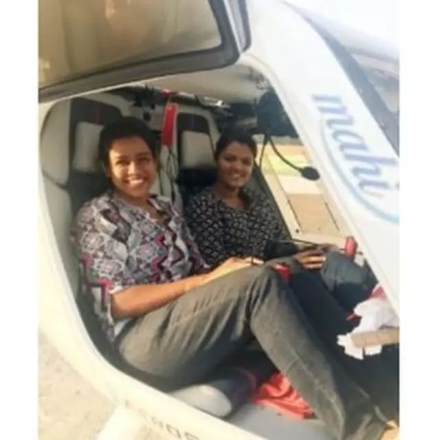 பெண்களின் உரிமைக்காக உலகம் முழுவதும் பறக்கும் இந்தியப் இரண்டு இளம் பெண்கள்