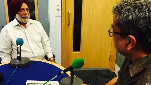 बीबीसी स्टूडियो में रेहान फ़ज़ल के साथ ब्रिगेडियर कंवलजीत सिंह.