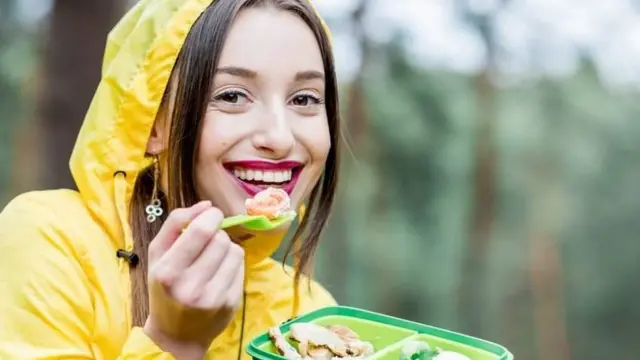 உணவு உண்ணும் பெண்