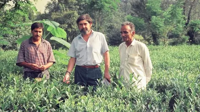 دائیں رستم خان، درمیان میں چائے کے عالمی ماہر نائجل میلکن اور اس وقت کے یونی لیور سٹیشن کے منیجر خورشید لودھی بائیں مانسہرہ میں یونی لیور کے چائے کے باغ کا دورہ کرتے ہوئے