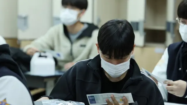 수험표 확인하는 학생들