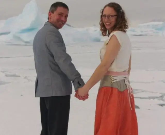 11 ஆண்டுகளுக்கு முன் வேல்ஸில் சந்தித்துக் கொண்ட ஜூலிக்கும் சில்வெஸ்டருக்கும் மூன்று ஆண்டுகளுக்கு முன்பே திருமணம் நிச்சயிக்கப்பட்டது.