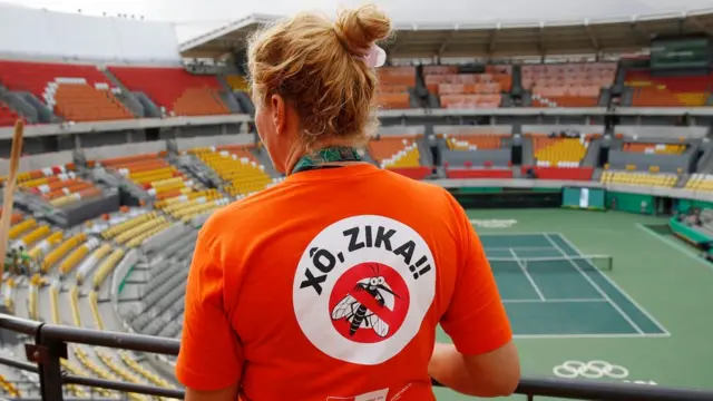 Trabajadores trabajan en la eliminación de mosquitos en las instalaciones olímpicas.