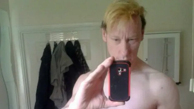 Stephen Port faz uma selfie sem camisa