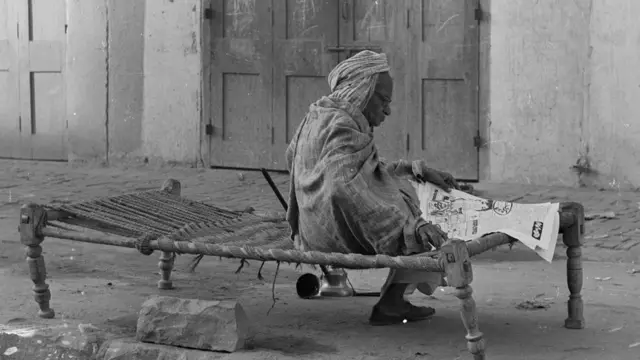 अख़बार पढ़ता शख्स