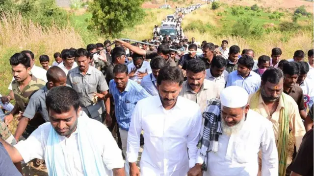 ప్రజాసంకల్పయాత్రలో జగన్‌మోహన్‌రెడ్డి