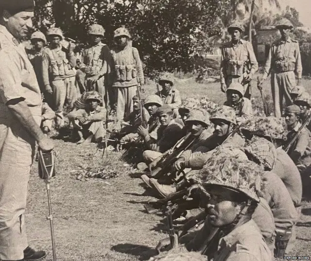 ਜਨਰਲ ਨਿਆਜ਼ੀ ਪਾਕਿਸਤਾਨੀ ਫੌਜੀਆਂ ਨਾਲ ਗੱਲ ਕਰਦੇ ਹੋਏ