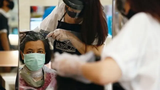 Pelanggan salon di Jakarta pada hari pertama pembukaan mal Senin (15/06).