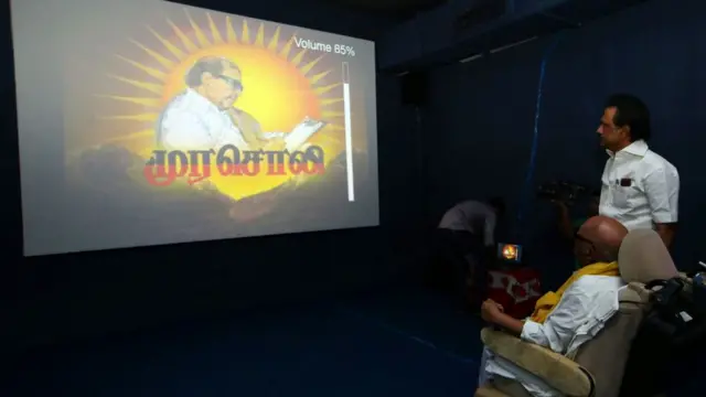 பவள விழா கண்காட்சியை பார்வையிட்டார் கருணாநிதி புகைப்படத் தொகுப்பு