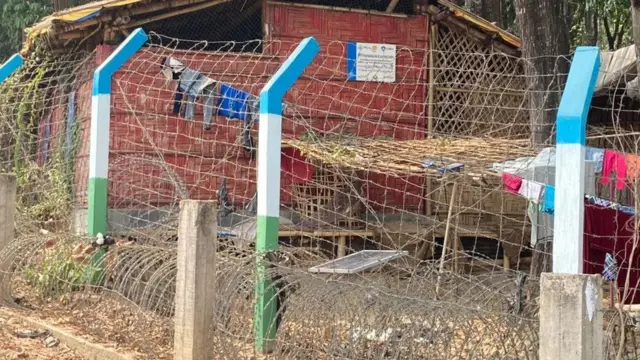 রোহিঙ্গা শরণার্থী শিবিরের একটি অংশে কাঁটাতারের বেড়া