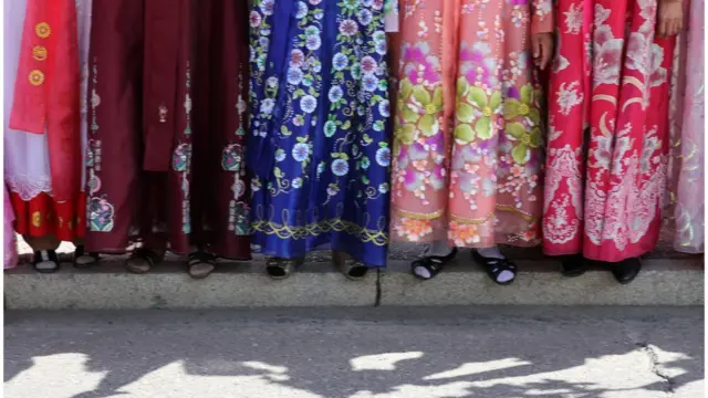 치마를 입고 있는 북한 여성들 (이 사진은 본 기사와 관련이 없습니다)