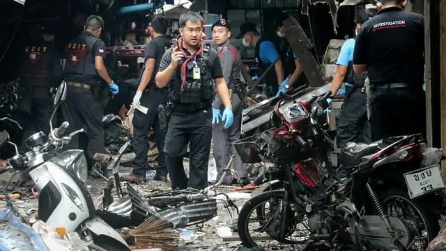 เจ้าหน้าที่เดินตรวจสถานที่หลังเกิดเหตุระเบิด