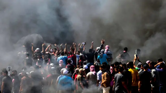 Gazze Şeridi'nde binlerce kişi sokaklara döküldü.