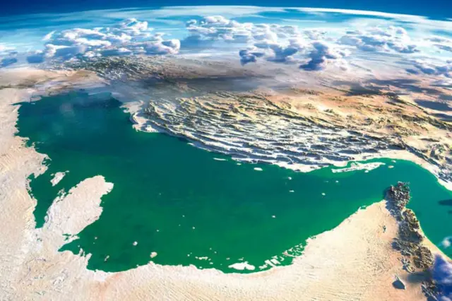 در ۲۷ مهر ۱۳۵۹ ناوچه مهران در خلیج فارس، هدف شلیک یک فانتوم ایرانی قرار گرفت و غرق شد. در پی این حادثه، ناوچه تیران برای کمک به منطقه رفت که آن هم هدف شلیک یک فانتوم خودی قرار گرفت، هرچند غرق نشد