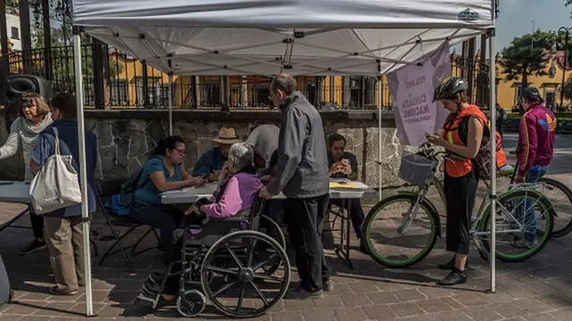 Un adulto en silla de ruedas