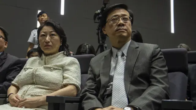 律政司司长郑若骅（左）和保安局局长李家超