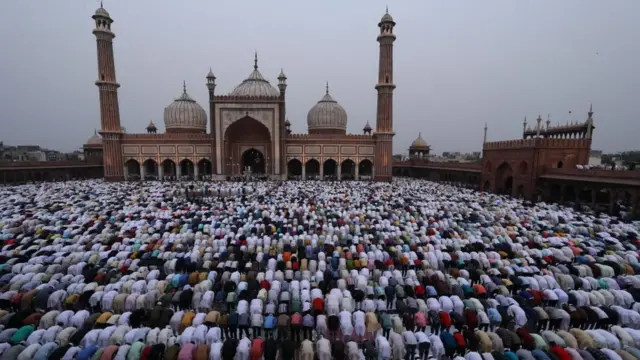 जामा मस्जिद में नमाज अदा करते लोग