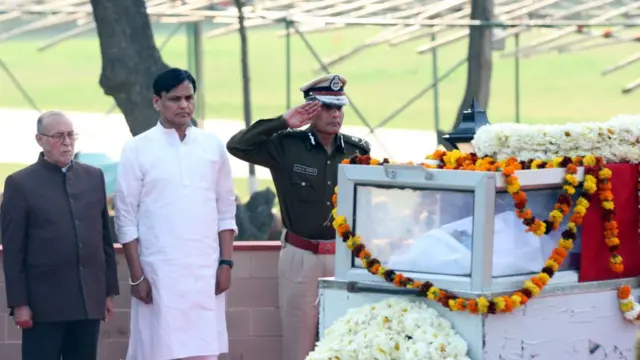 दिल्ली हिंसा में मारे गए हेड कॉन्स्टेबल रतन लाल को सलामी देते समय अमूल्य.