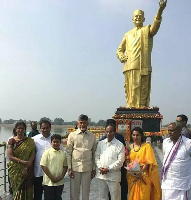 సత్తెనపల్లిలో ఏర్పాటు చేసిన ఎన్టీఆర్ విగ్రహం వద్ద చంద్రబాబు నాయుడుతో కోడెల శివప్రసాద్, ఆయన కుటుంబ సభ్యులు