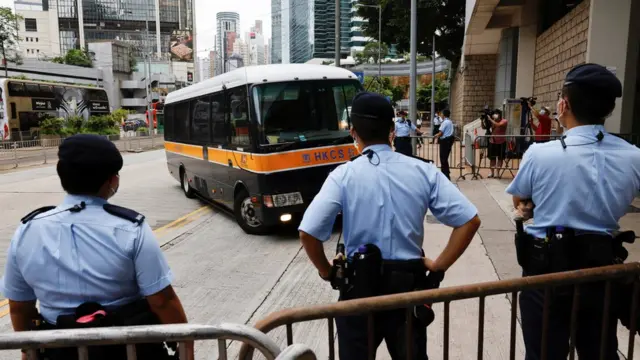 庭審當天,警方在法院大樓外布防。