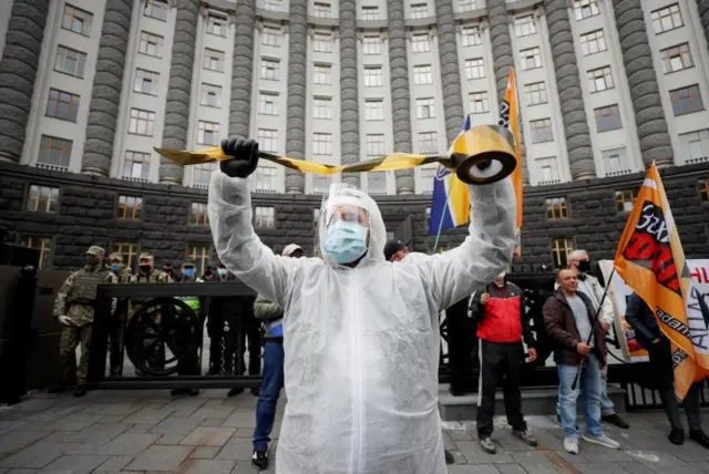 протест під Кабінетом міністрів з вимогами пом'якшити карантинні заходи та допомогти малому бізнесу