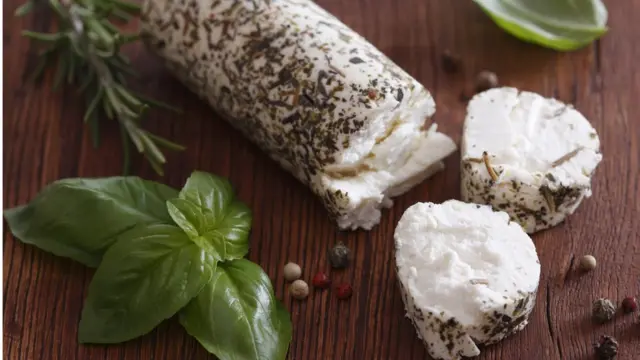 Козий сыр с базиликом