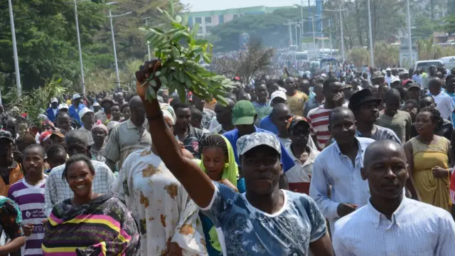 People dey protest for street