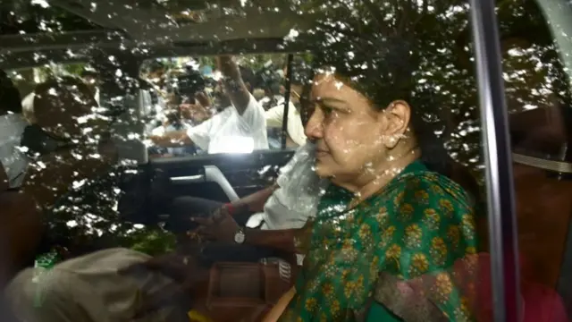 சிறைக்குள் முடங்கிய `சின்ன எம்.ஜி.ஆர்' - வி.என்.சுதாகரனை புறக்கணிக்கும் வி.கே.சசிகலா