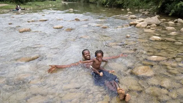 يقول جوني لابوسيير، الذي يعيش بالقرب من النهر في هايتي، إن اللعب مع ابنته في الماء هو أحد أنشطته المفضلة