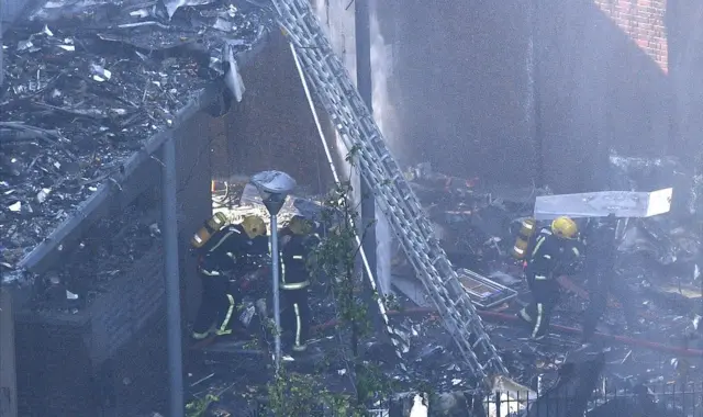 Bomberos trabajan en la Torre Grenfell, en Londres.