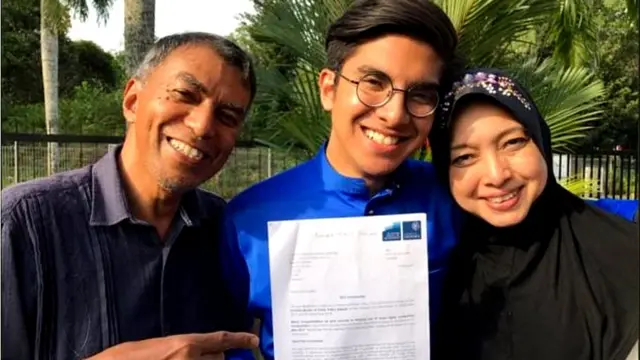 Syed Saddiq (giữa)
