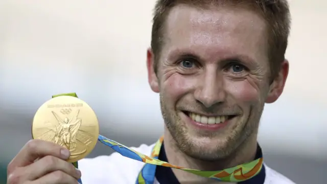 Jason Kenny muestra su medalla de oro en kerini