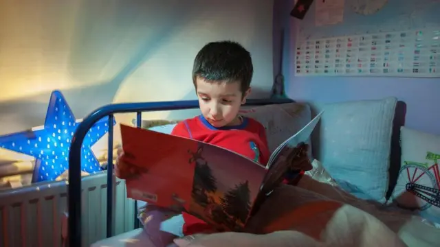 Niño leyendo.