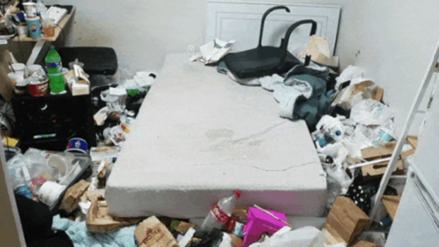 El cuarto desordenado de Yoo Seung Gyu, con basura, botellas y contenedores de comida vacíos por todas partes