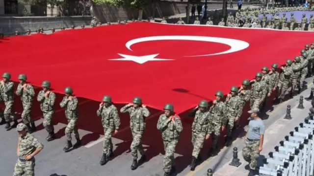 سربازان ترکیه در حال حمل پرچم این کشور