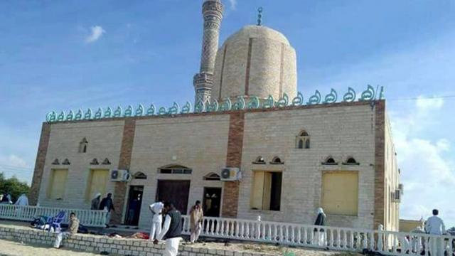 Мечеть, подвергшаяся нападению боевиков, западнее города Эль-Ариш