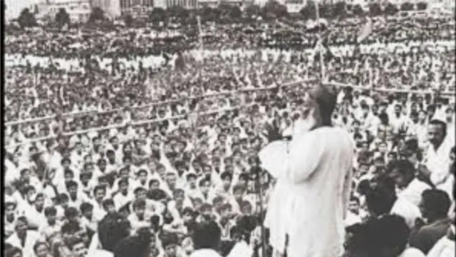 একটি জনসভায় ভাষণ দিচ্ছেন আওয়ামী লীগের প্রতিষ্ঠাতা সভাপতি মওলানা আব্দুল হামিদ খান ভাসানী