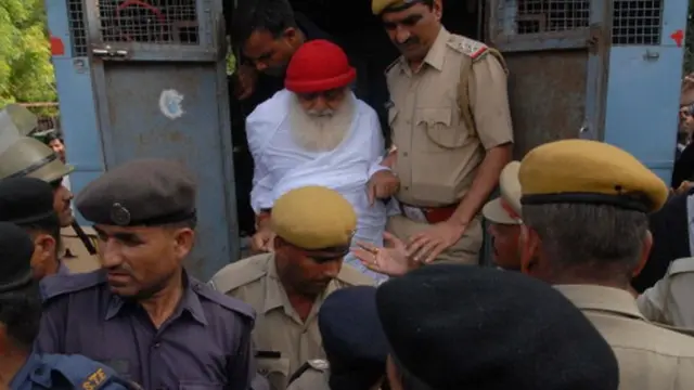 સુનાવણી માટે પહોંચેલા આસારામની તસવીર