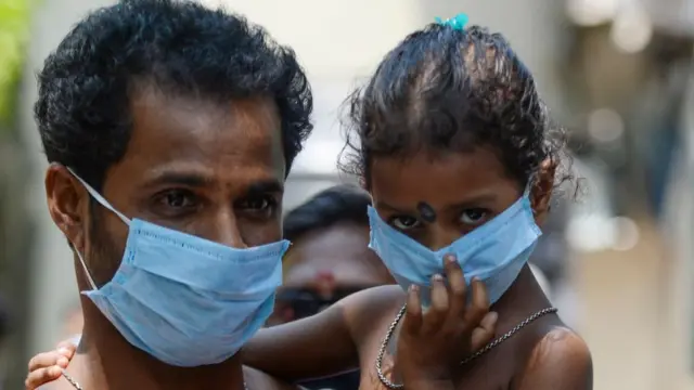 Мужчина и девочка в масках