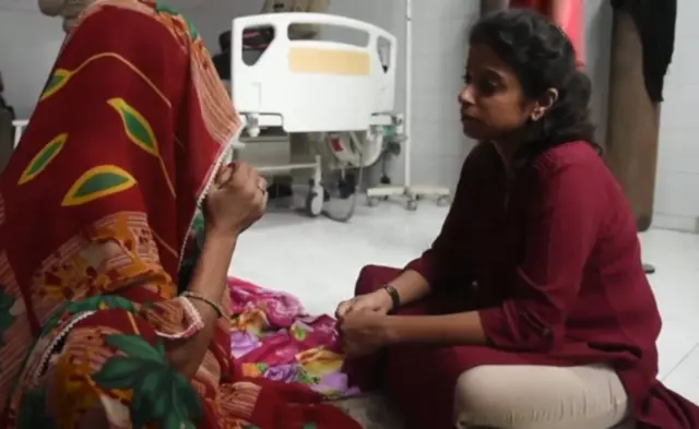 पीड़िता की मां से बात करतीं बीबीसी संवाददाता दिव्या आर्य